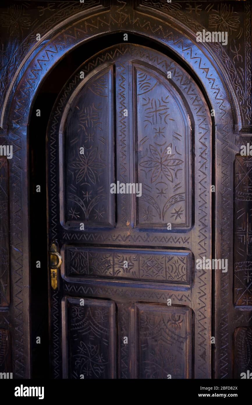 Kunstvoll geschnitzte marokkanische Tür. Stockfoto