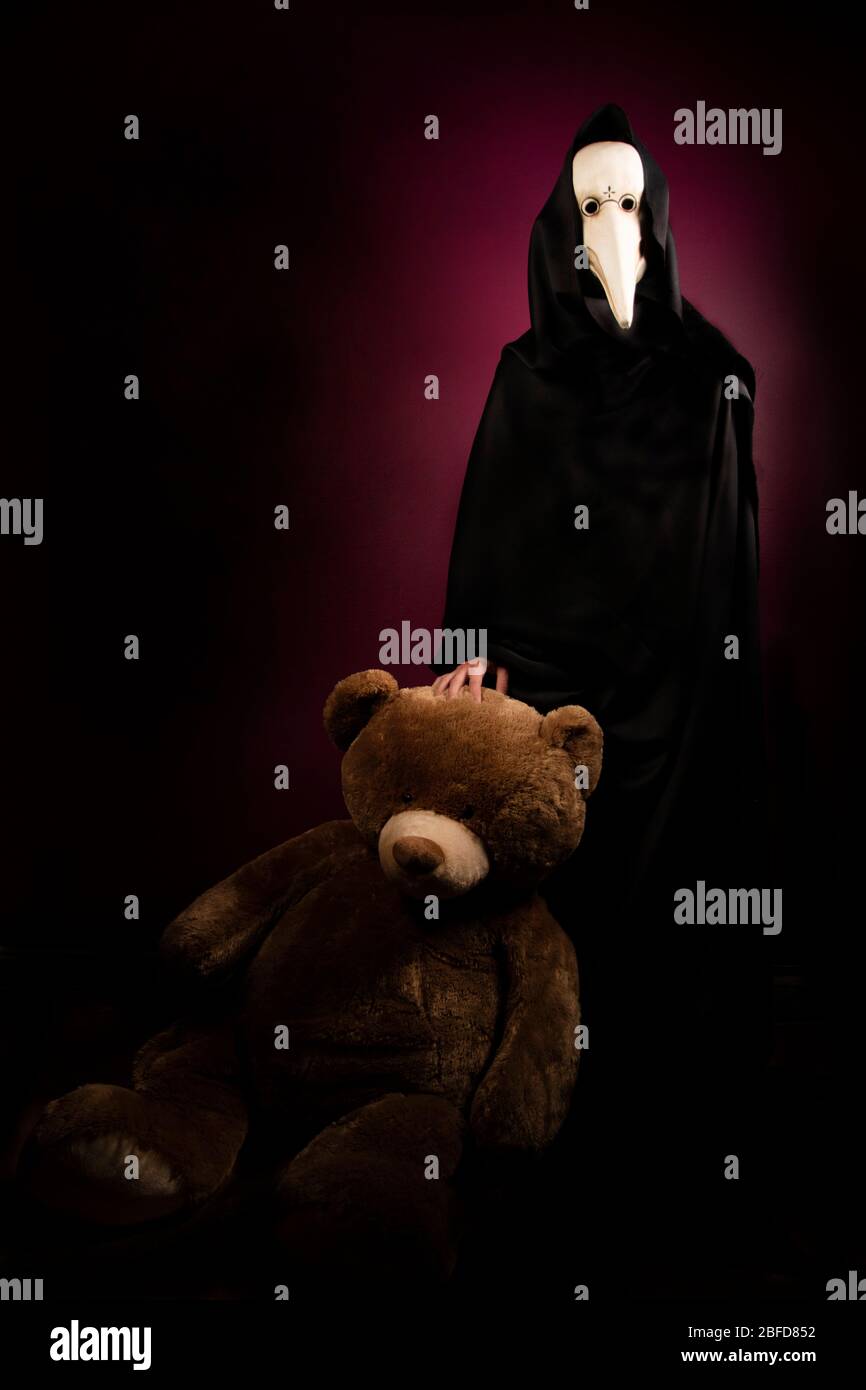 Pest Arzt mit Teddybär, traditionelle Pest Arzt Maske Stockfoto