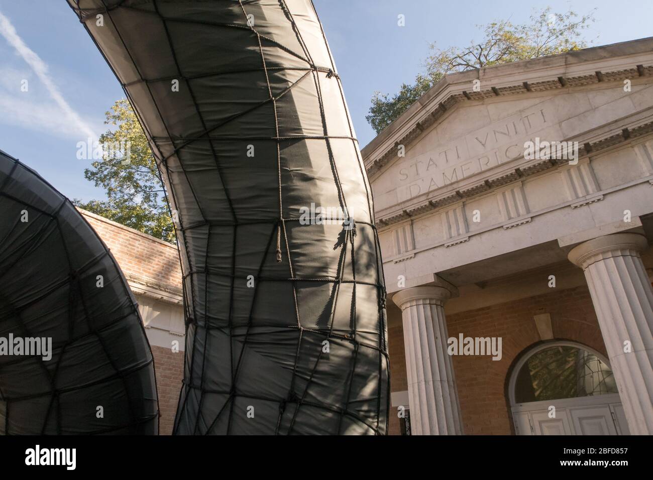 Ein Blick auf das Kunstwerk mit dem Titel 'Liberty' des Künstlers Martin Puryear, ausgestellt im amerikanischen Pavillon der Biennale Venedig 2019 Stockfoto
