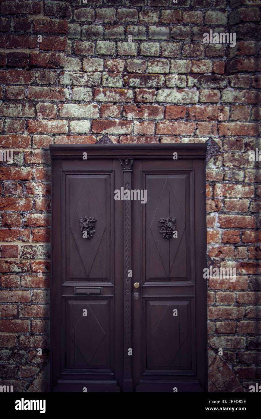 Tür in einer alten Ziegelmauer Stockfoto