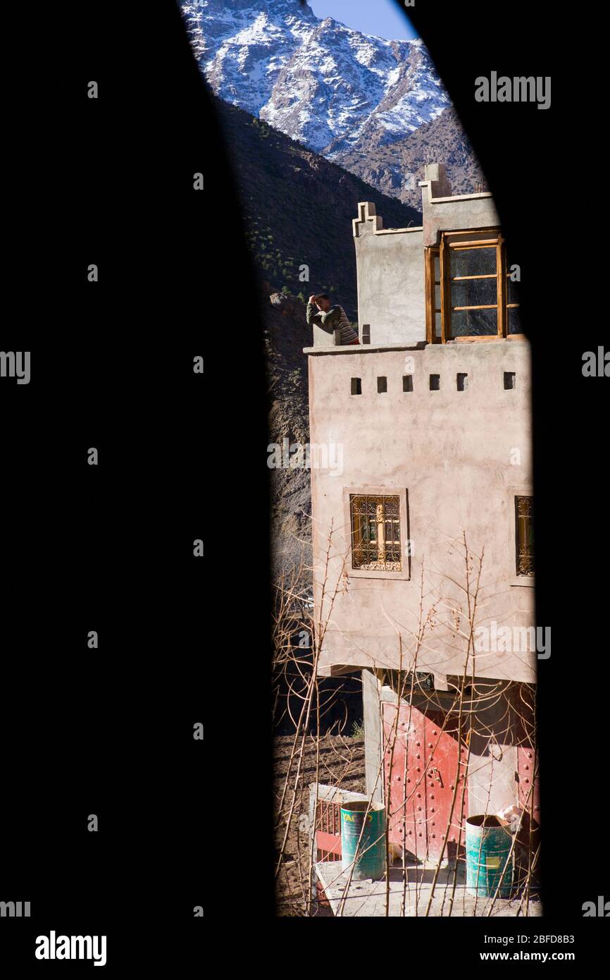 Idyllisches dreistöckiges Haus mit Dachterrasse im Atlasgebirge südlich von Marrakesch, Marokko. Stockfoto