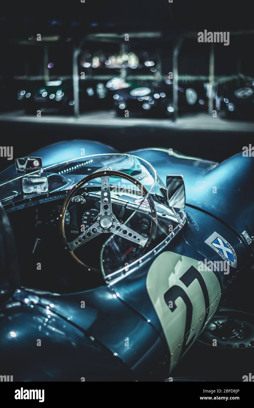 Ecurie Ecosse Le Mans Jaguar D-TYPE in der Fahrerlager bei Nacht, Goodwood Members Meeting, Goodwood Motor Racing Circuit, West Sussex, England Stockfoto