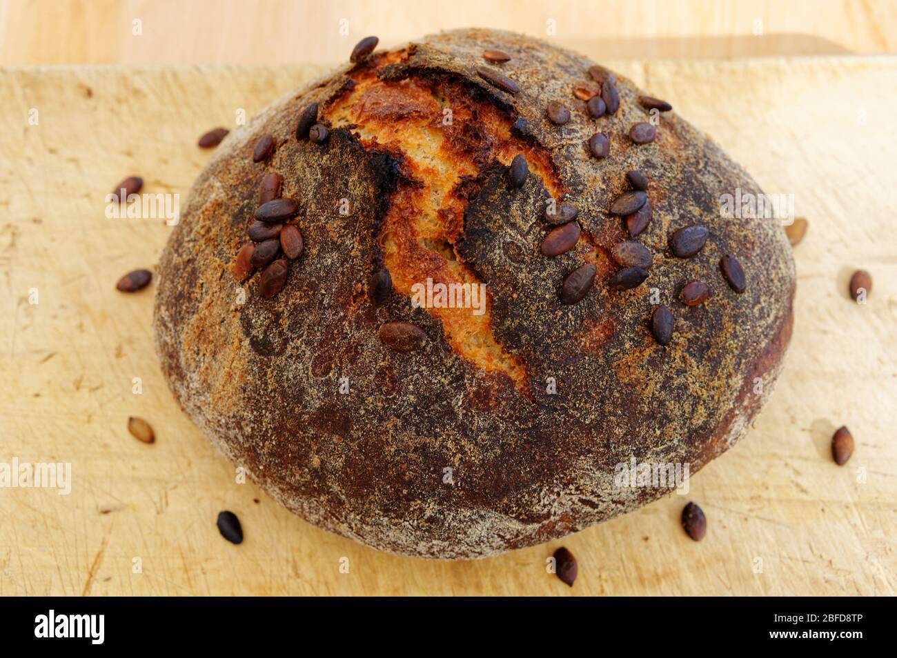 Ein frisch gekochter Laib Brot mit Kürbis sieht oben Stockfoto