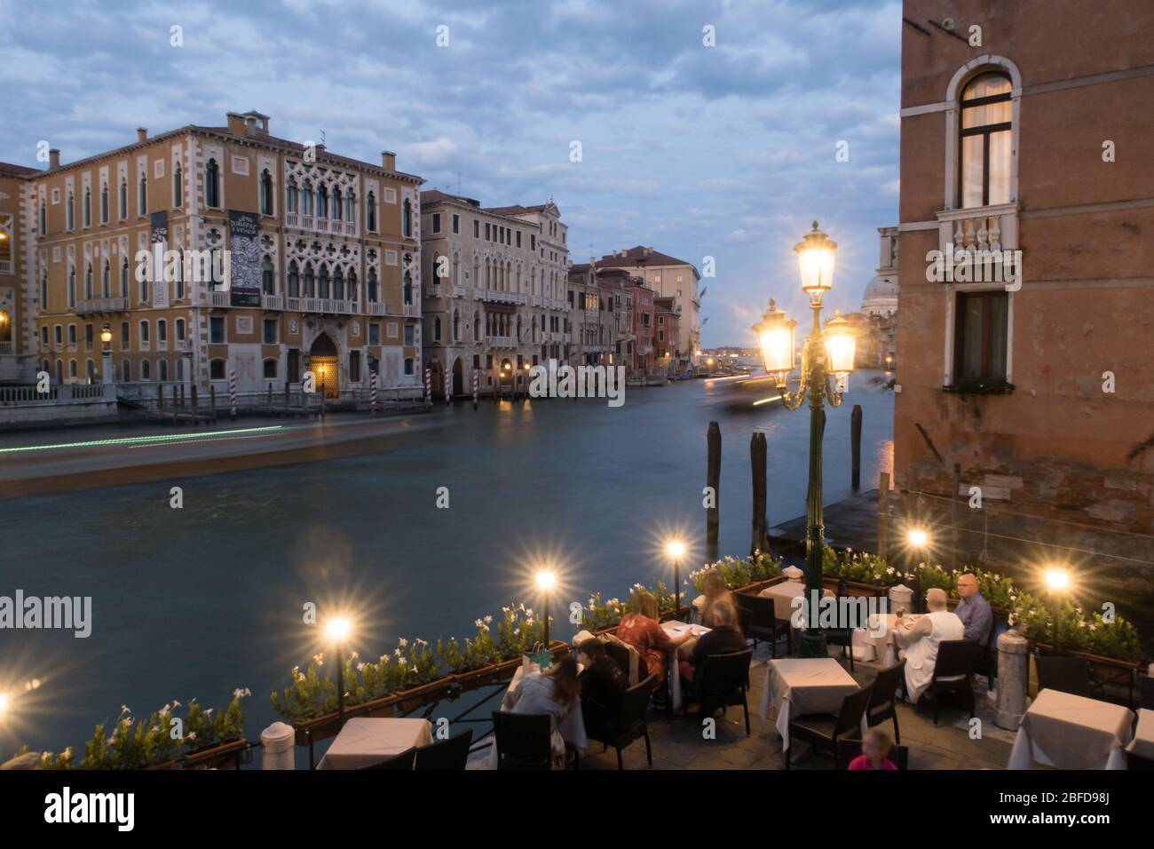 Blick auf den Canal Grande in Venedig bei Sonnenuntergang. Stockfoto