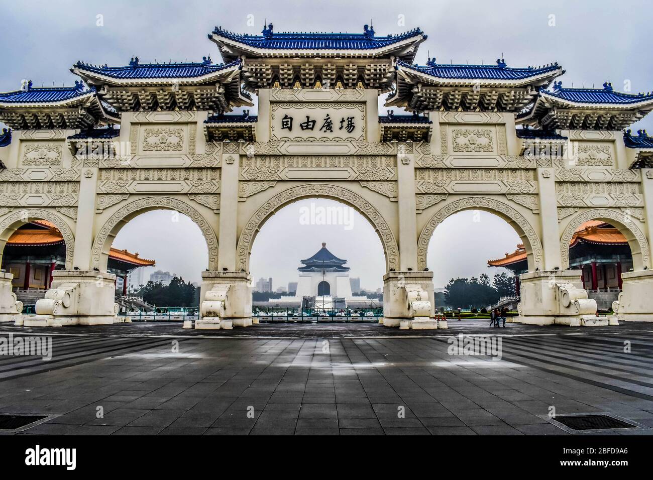National Chiang Kai-shek Memorial Hall bei regnerischem Wetter in Taipei, Taiwan Stockfoto
