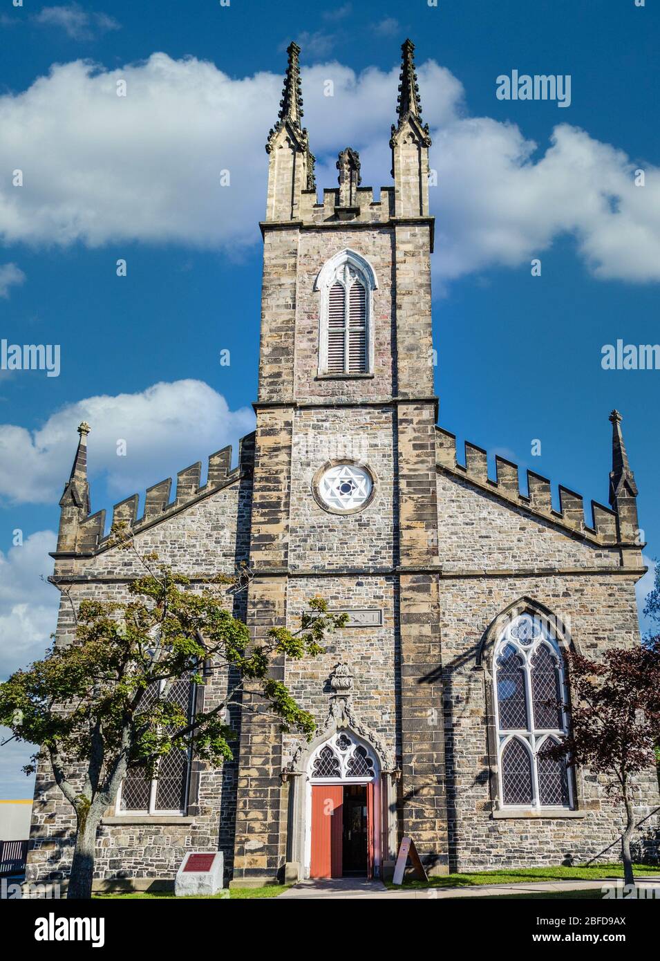 Vorderseite der alten Steinkirche in St. John Stockfoto