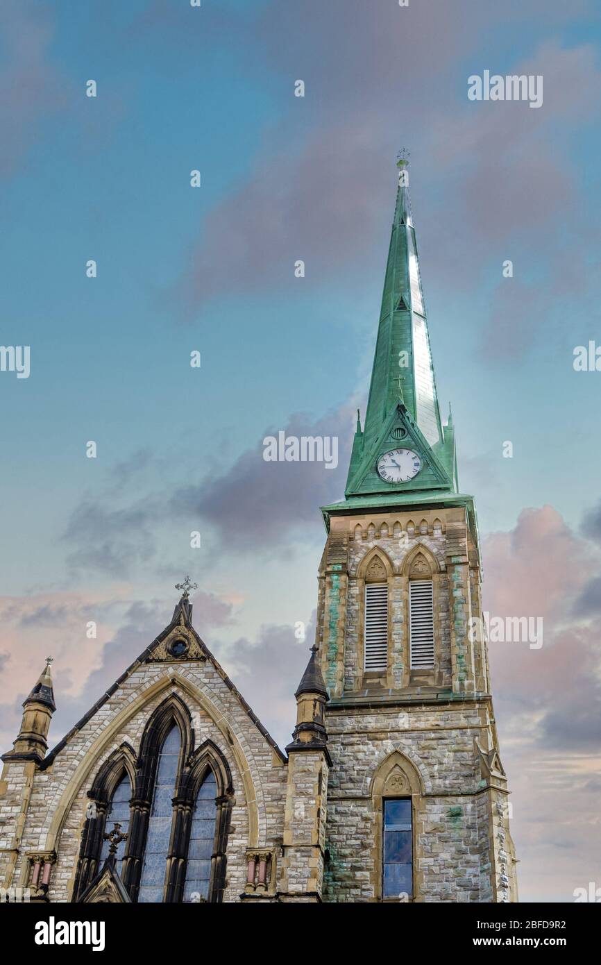 Grüner Kirchturm auf der alten Steinkirche Stockfoto