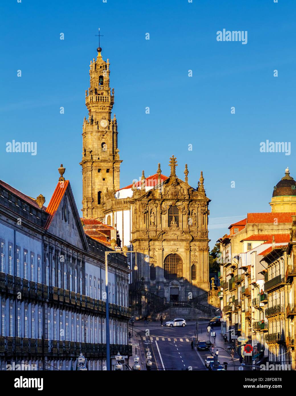 Tower Clerigos (Torre dos Clerigos) am frühen Morgen. Porto, Portugal Stockfoto