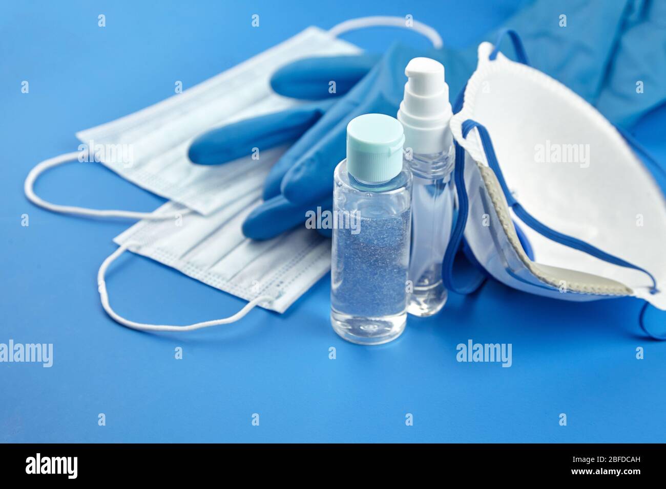 Schutz vor Coronavirus. Flaschen antibakterielle Händedesinfektionsmittel, filternde Gesichtsmaske n95, Anti-Staub atmungsaktiv Einweg chirurgischen Stockfoto
