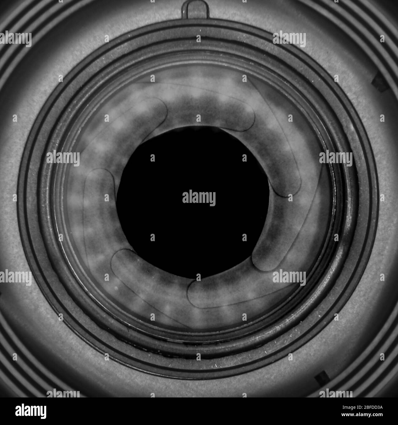 Eine Makroansicht eines SLR-Kameraobjektivs mit f10, das ein Foto aufgenommen hat. Stockfoto