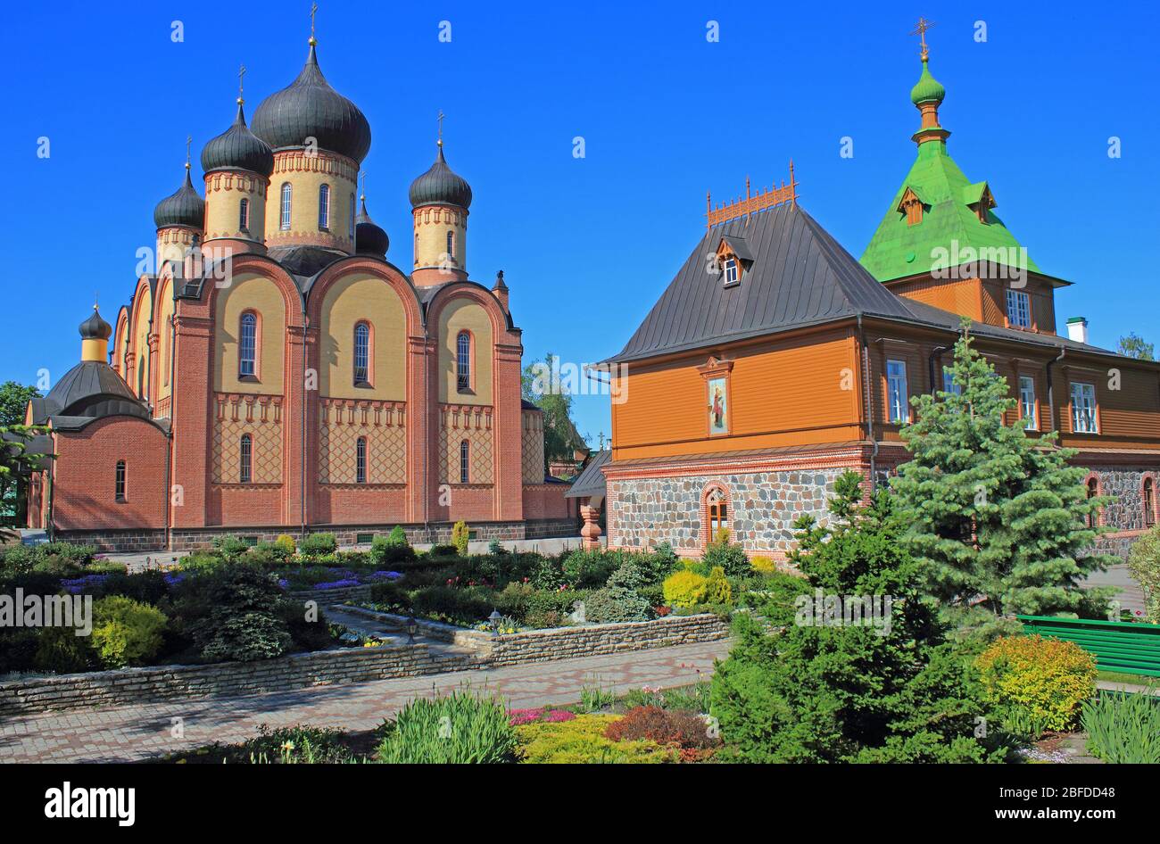 Kathedrale und Umgebung im Kloster Pühtitsa Dormition. Kuremae, Estland, Europa Stockfoto