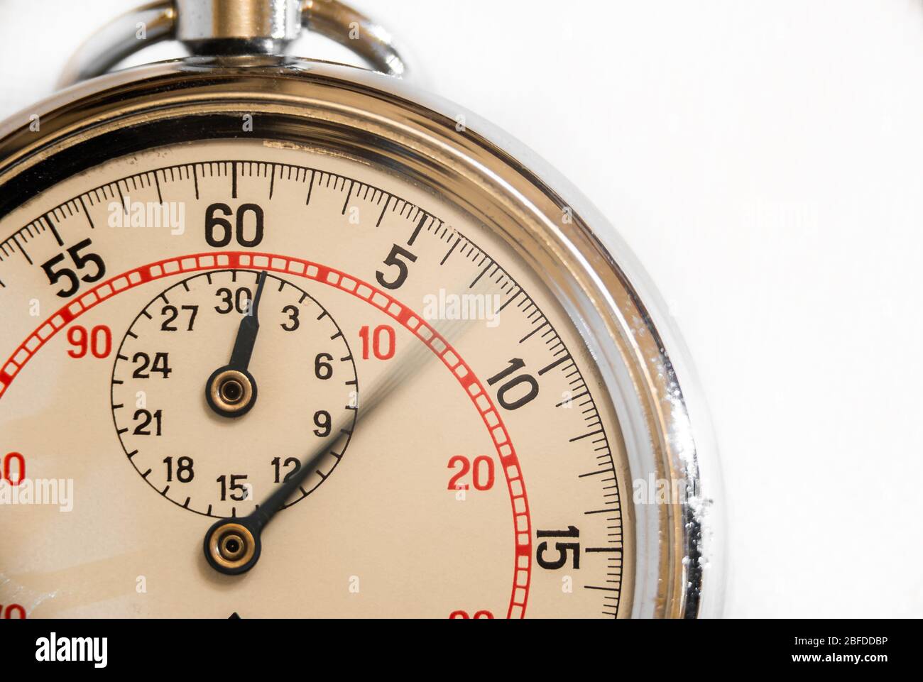 Eine Makroansicht einer Taschenuhr. Lange Belichtung verschwommen die zweite Hand geben einen Eindruck von Vergehen der Zeit. Stockfoto