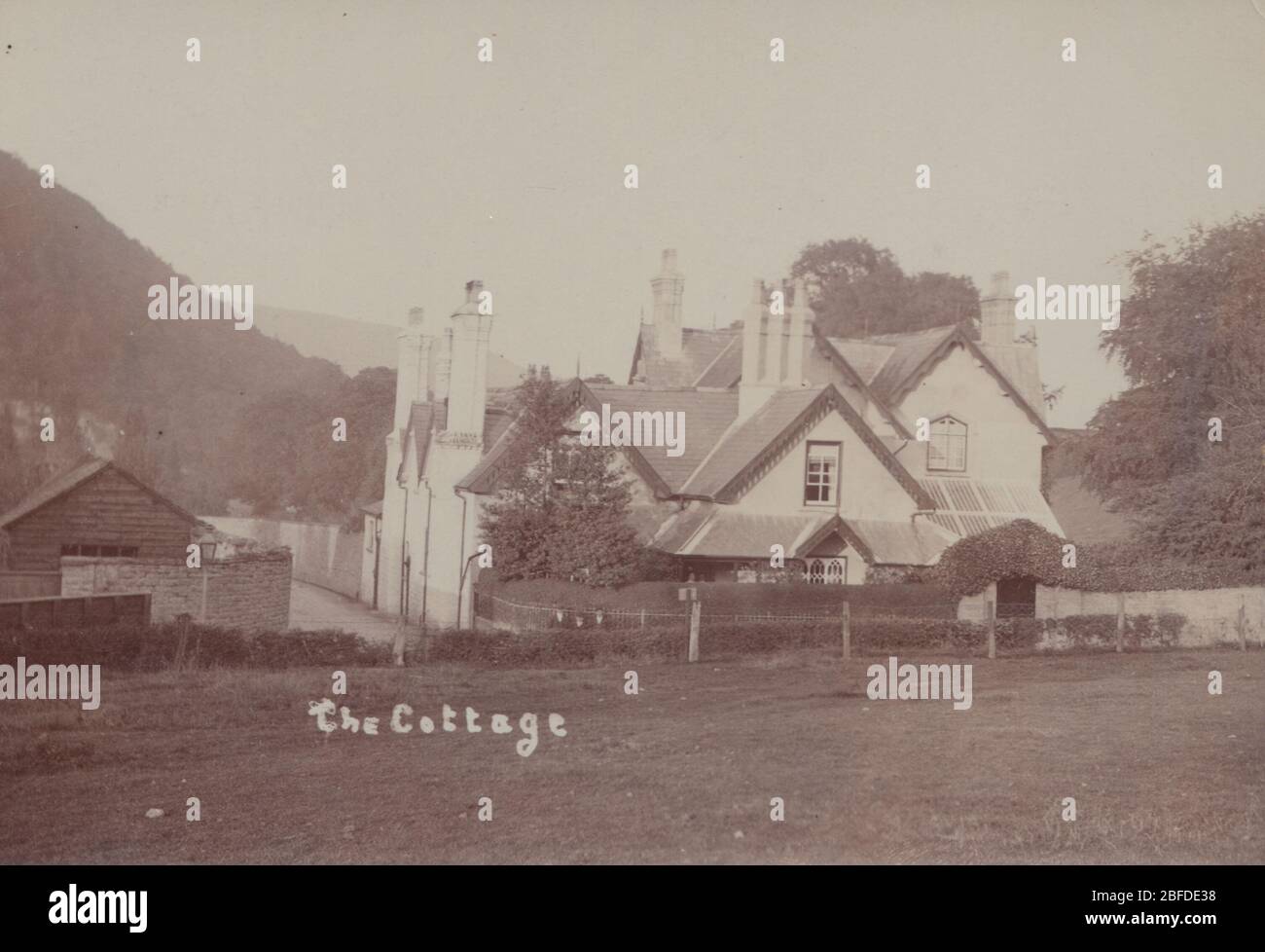 Vintage frühen 20. Jahrhundert fotografische Postkarte zeigt ein britisches Cottage. Stockfoto