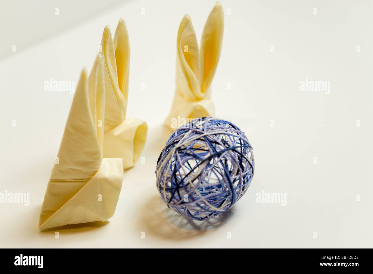 Ostern Dekoration Servietten Kaninchen bewachen das Ei. Ausgenommen. Niederbayern. Deutschland. Stockfoto