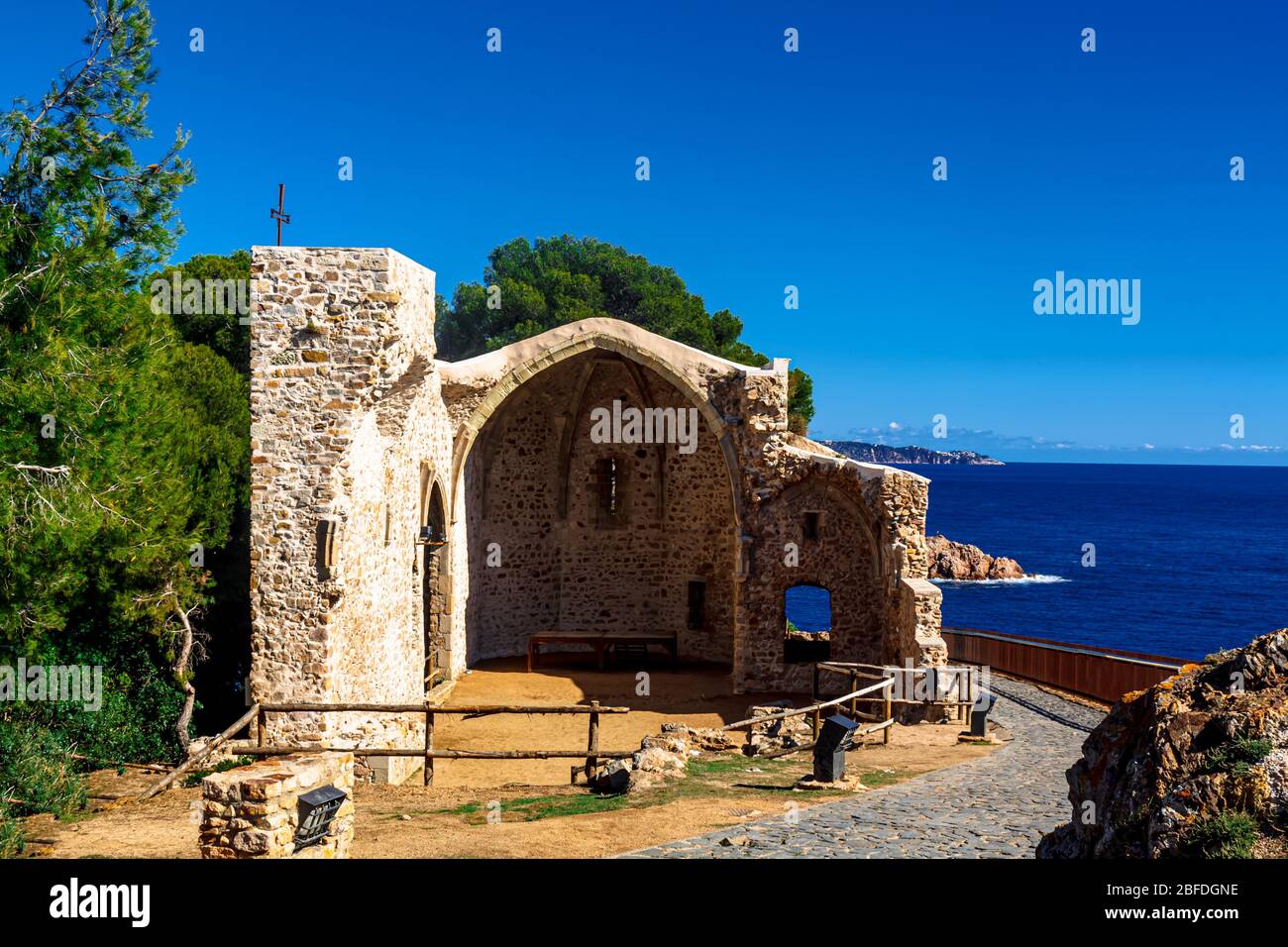 Alte Kirche in der Festung 'Vila Vella enceinte' der Altstadt in Tossa de Mar, Costa Brava, Katalonien, Spanien Stockfoto