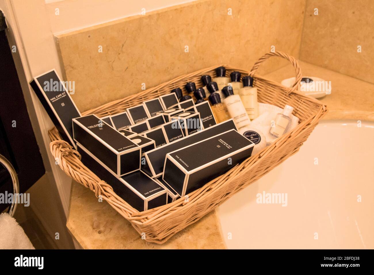 CHICAGO, ILLINOIS, USA - 12. DEZEMBER 2015: Hotel-Ausstattung-Kit in der Toilette einer Luxus-Suite Stockfoto CHICAGO, ILLINOIS, USA - 12. DEZEMBER 2015: Hotel-Ausstattung-Kit in der Toilette einer Luxus-Suite Stockfoto