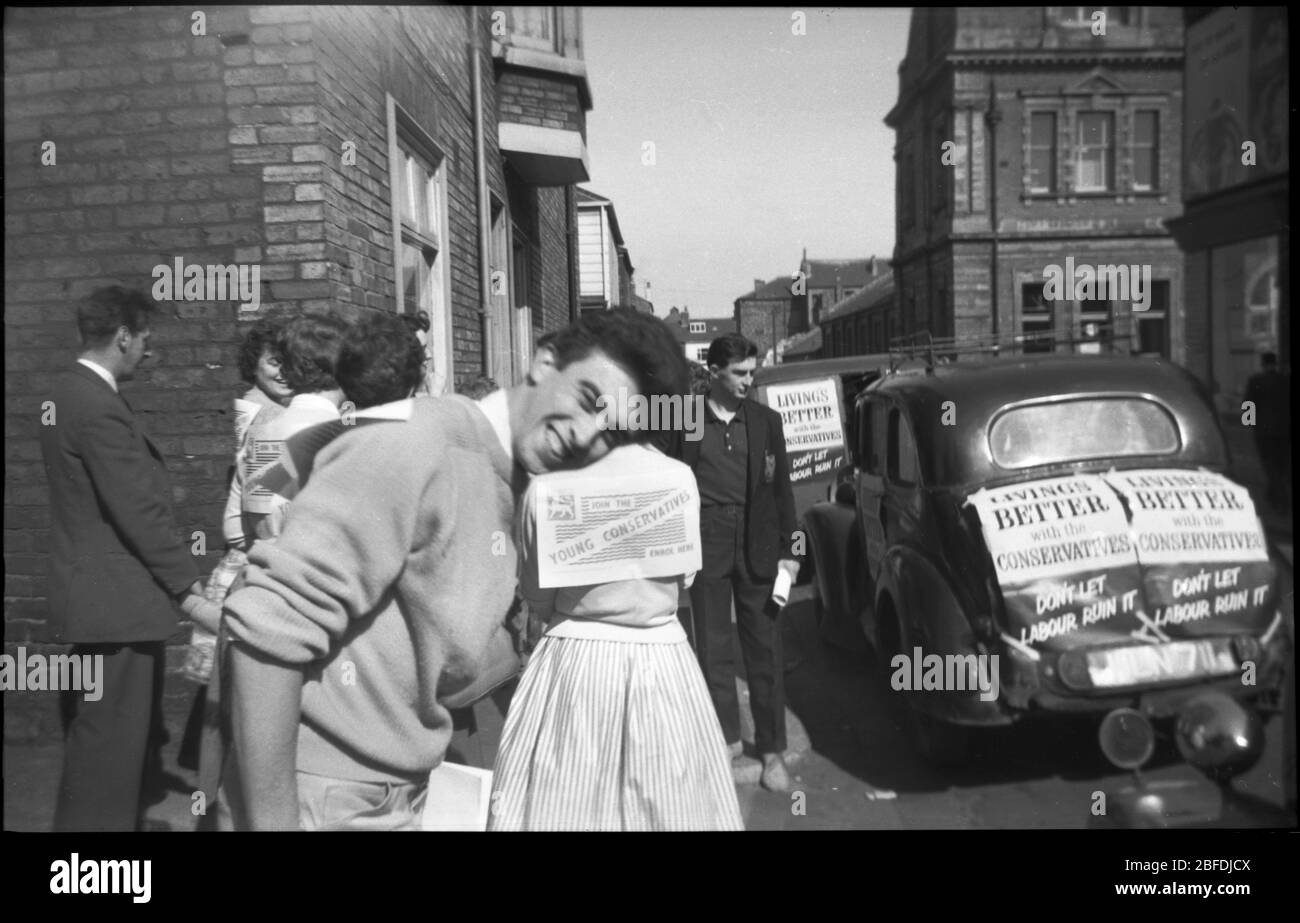 Junge Konservative glücklich aussehen beim canvasing c1955 Foto von Tony Henshaw Stockfoto