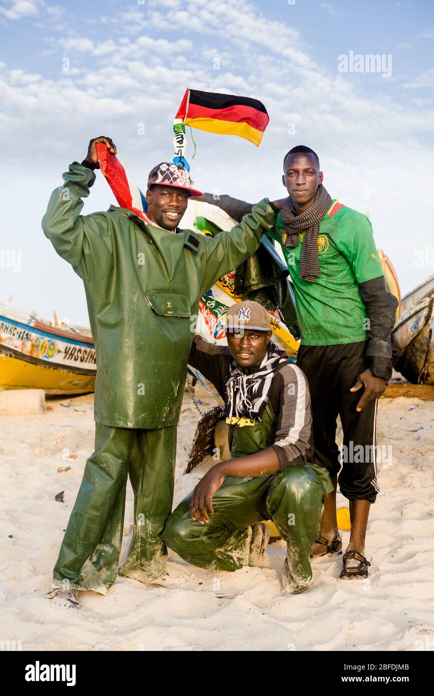 Porträt von Mohammed Sovv und Fischereicrew nach einem langen Tag der Langschnur-Fischerei vor der Küste von Nouakchott, Mauretanien. Stockfoto