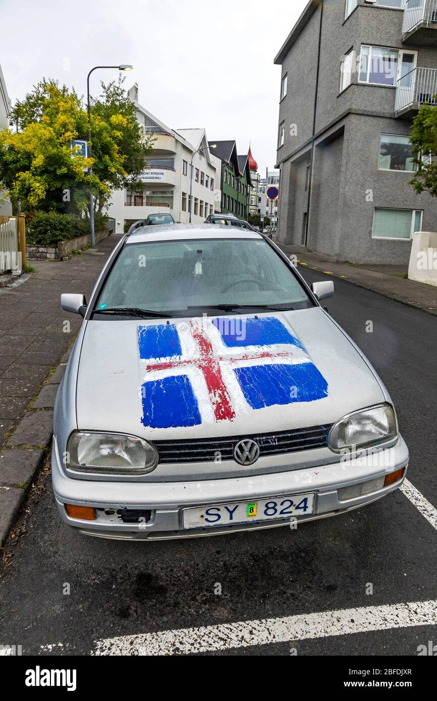 Reykjavik, Island - 5. September 2017: Altes Volkswagen Auto mit isländischer Flagge auf der Motorhaube auf der Skalholtsstigur Straße in Reykjavik Innenstadt Stockfoto