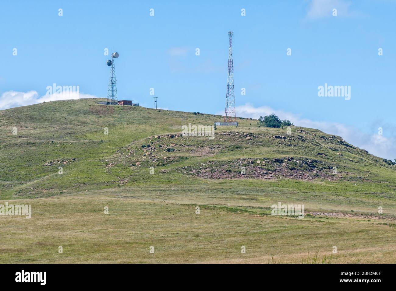 Mikrowellen- und Handykommunikationstürme in der Freien Staatsprovinz in der Nähe des Oliviershoek Passes in der Freien Staatsprovinz Stockfoto