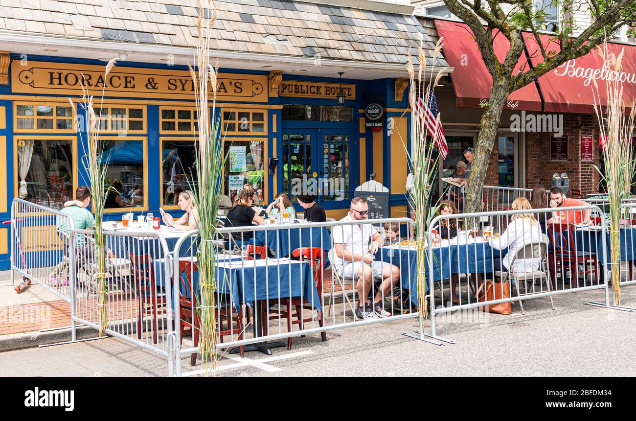 Babylon, New York, USA - 1. Juni 2019: Leute, die an Tischen außerhalb des Horace und Sylvias Restaurants in Babylon Village sitzen, für die die Straße gesperrt ist Stockfoto
