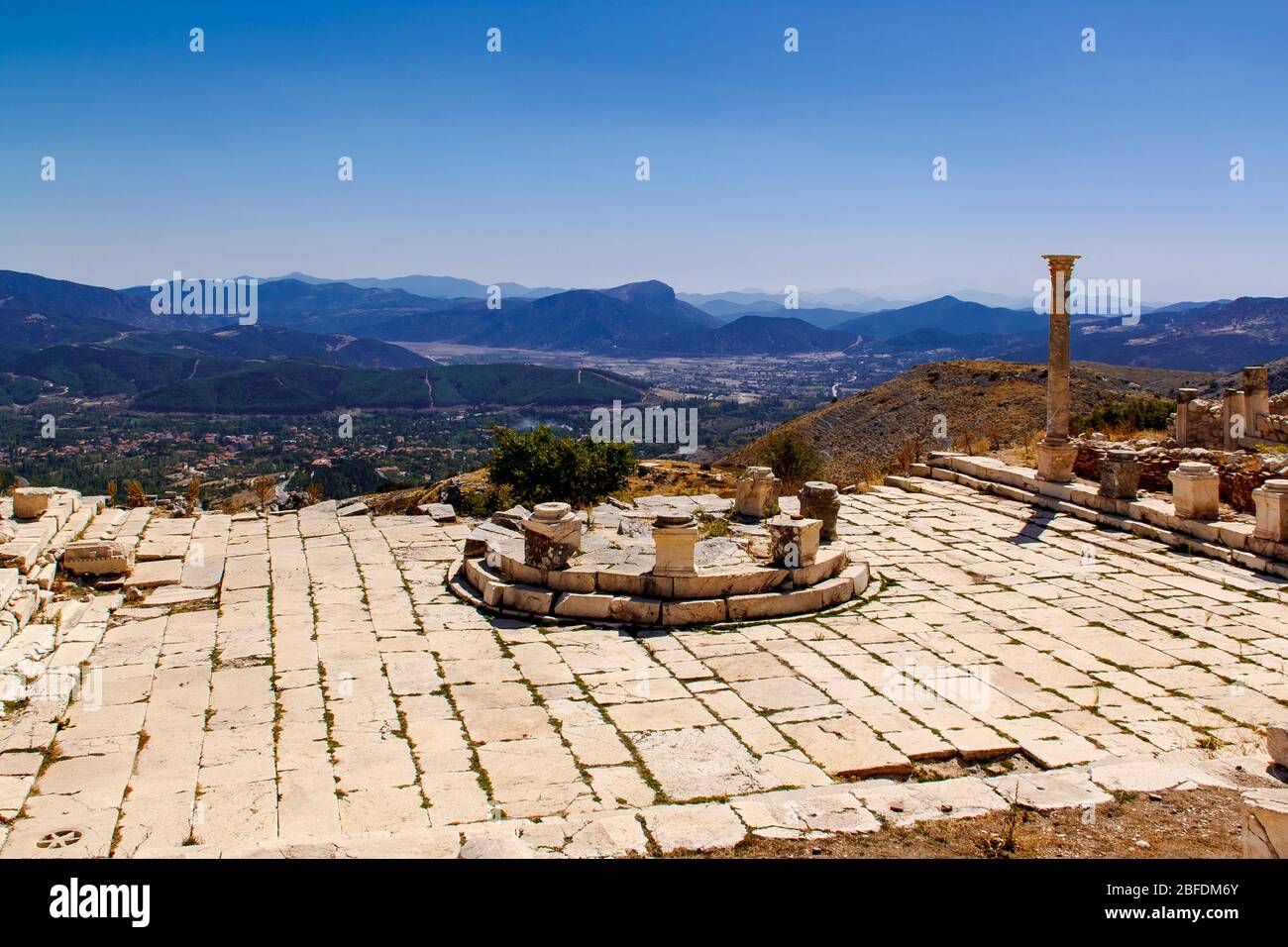 Ruine Adrian Fountain vor dem Hintergrund des Tals, Sagalassos, Isparta, Türkei. Stockfoto