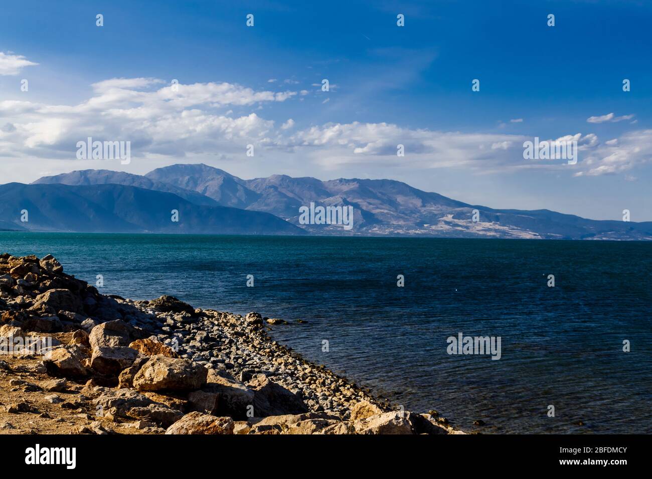 Egirdir Sees, der zweitgrößte Süßwassersee in der Türkei. Es ist wichtig für die natürliche Trinkwasser Becken und der biologischen Vielfalt. Stockfoto