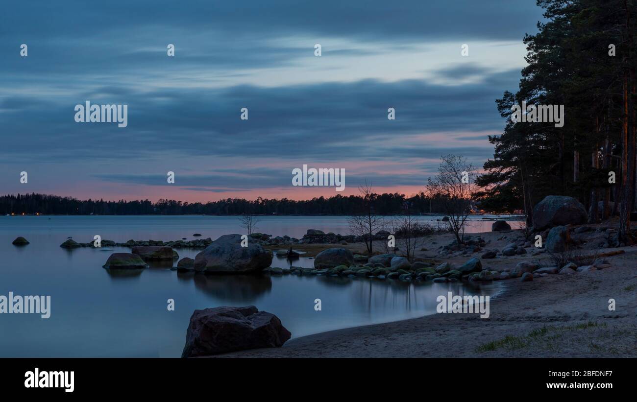 Finnische Küste Frühling Sonnenuntergang in Espoo ohne Menschen Stockfoto