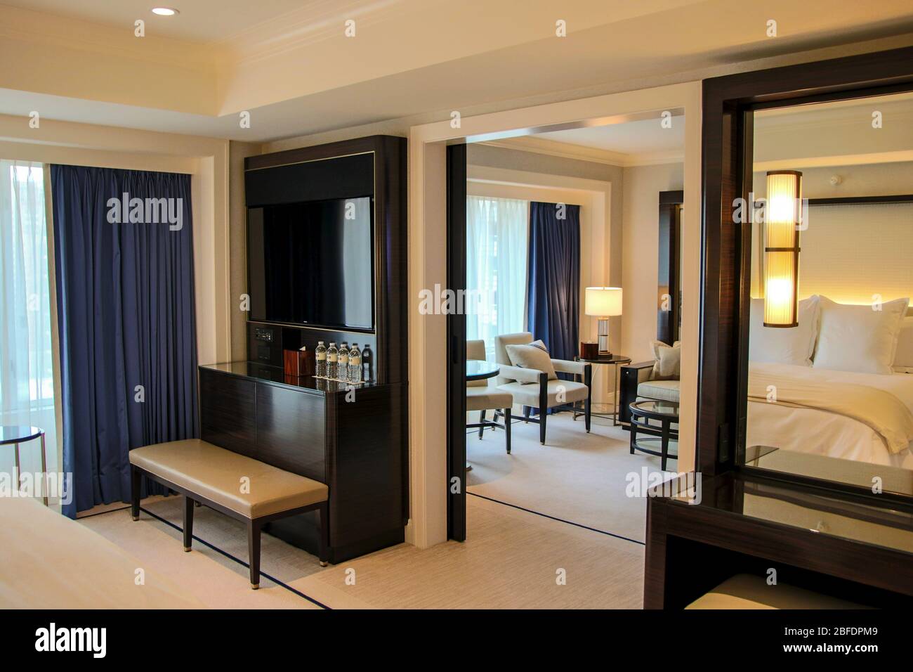 CHICAGO, ILLINOIS, USA - 12. DEZEMBER 2015: Einrichtung einer Deluxe-Hotelsuite Stockfoto CHICAGO, ILLINOIS, USA - 12. DEZEMBER 2015: Einrichtung einer Deluxe-Hotelsuite Stockfoto