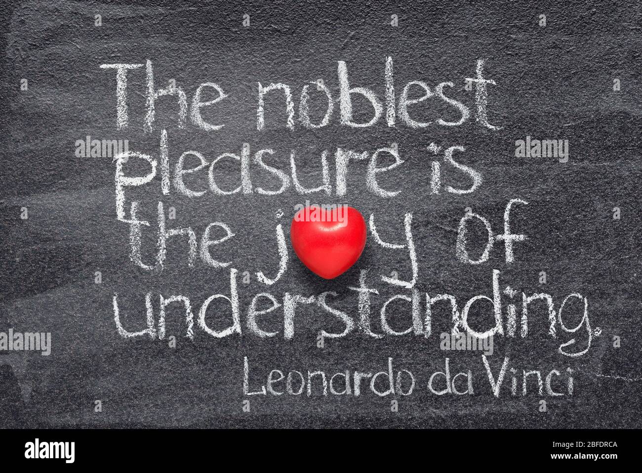 Die edelste Freude ist die Freude am Verstehen - das alte italienische Künstler Leonardo da Vinci Zitat, das auf einer Tafel mit rotem Herzsymbol geschrieben ist Stockfoto