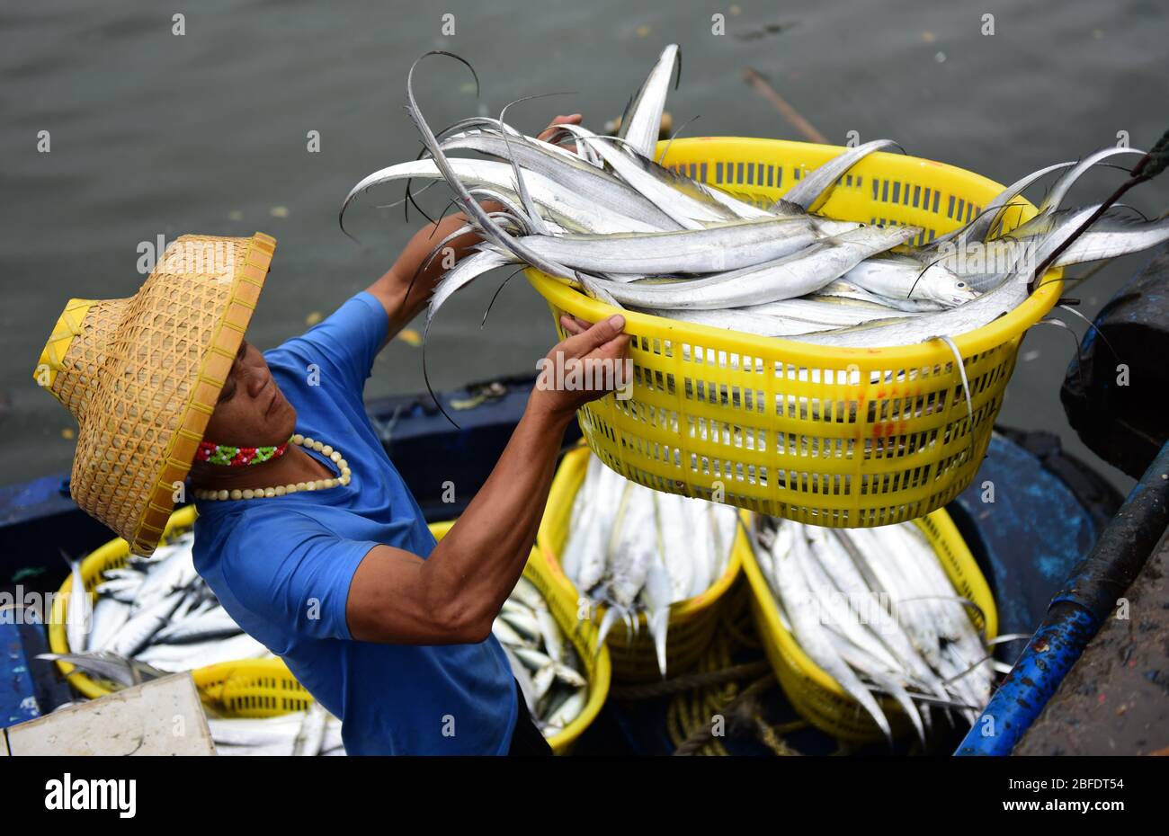 Qionghai, Chinas Provinz Hainan. April 2020. Ein Fischer entlädt Fische im Hafen von Tanmen in Qionghai, Südchina, Provinz Hainan, 18. April 2020. Die Fischereiindustrie in Hainan hat ihren Betrieb wieder aufgenommen. Kredit: Meng Zhongde/Xinhua/Alamy Live News Stockfoto