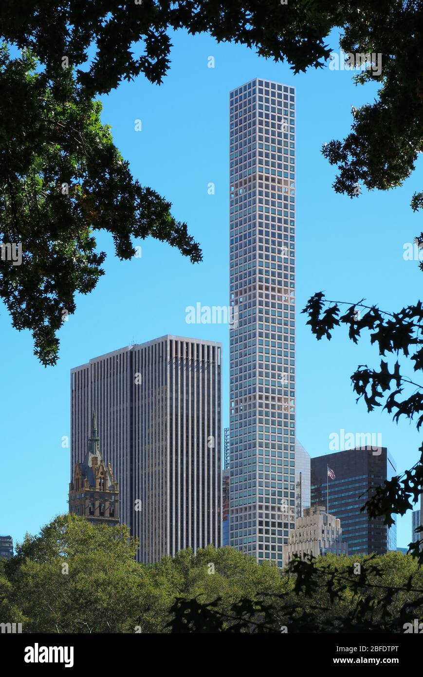 432 Park Avenue, der superhohe Turm in Manhattan von Rafael Viñoly Architects - 96-stöckiger Wolkenkratzer Stockfoto