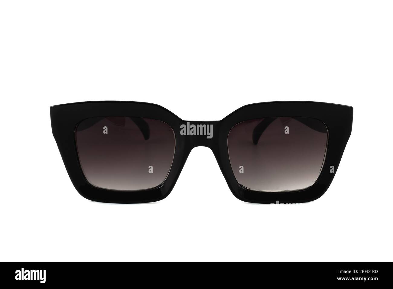 Schwarze Wayfarer Horn randvoll Sonnenbrille für Frauen isoliert auf weißem Hintergrund, Vorderansicht Stockfoto