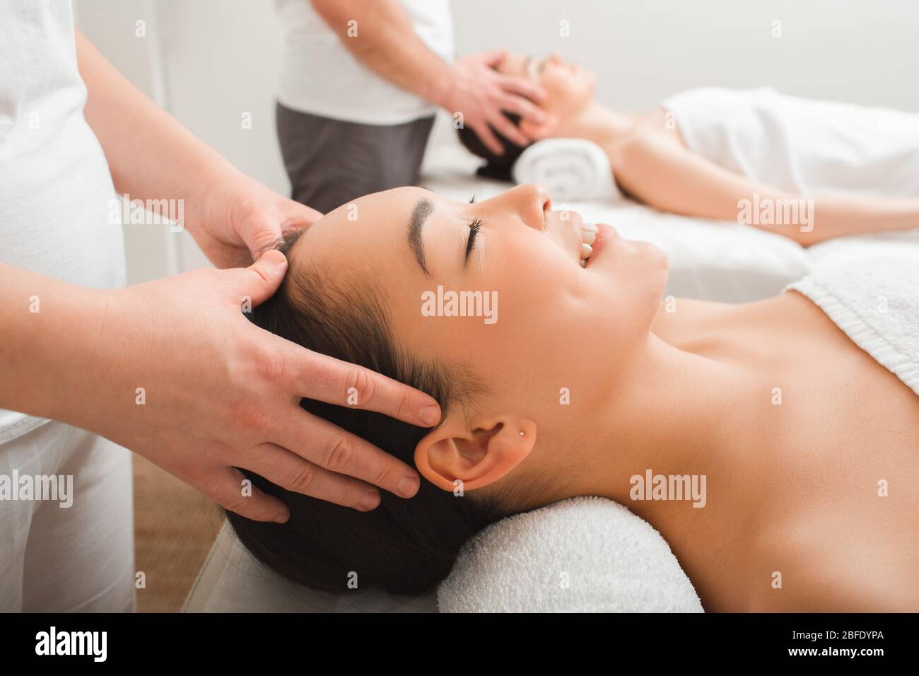 Thai Kopf Massage Therapie. asiatische Frau genießen Massage im Spa. Asiatische Massagen. antistress-Verfahren im Spa Stockfoto