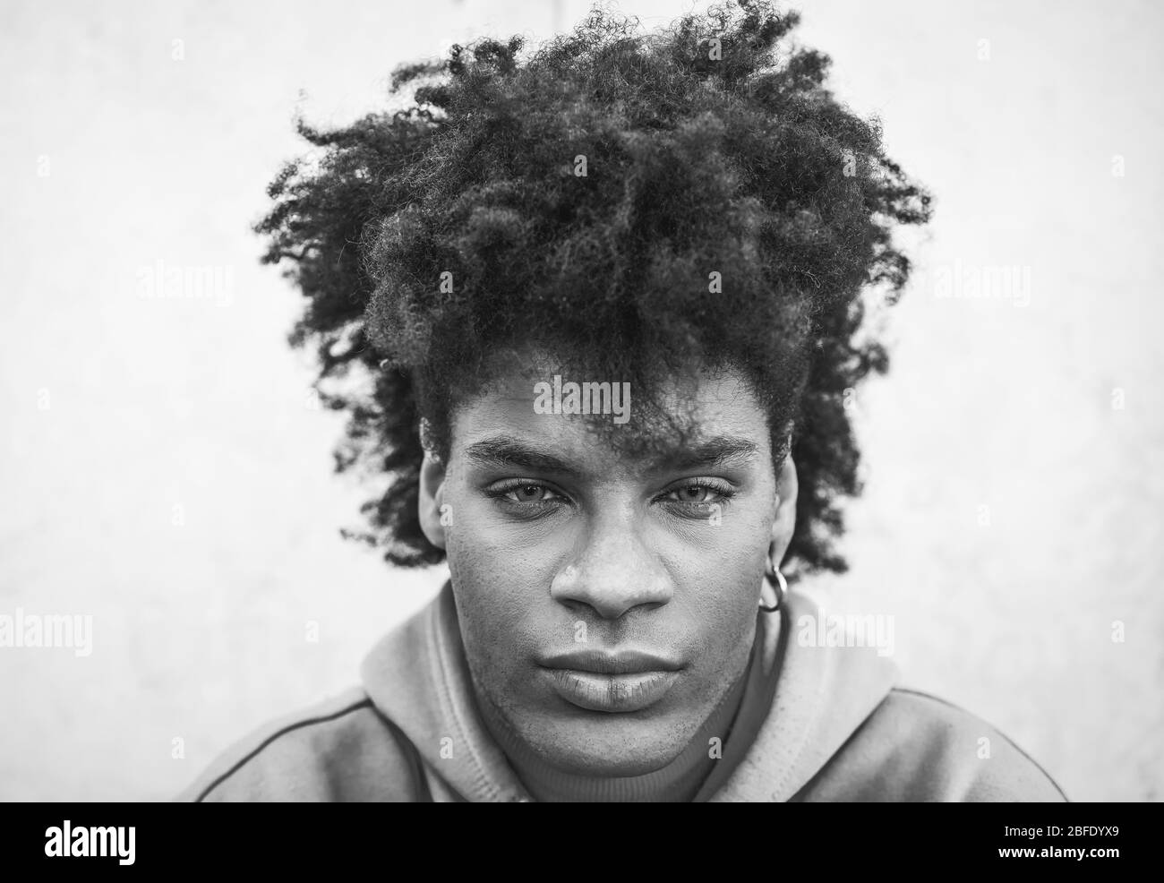 Mixed race junger Mann Porträt - glücklich afro Kerl posiert vor der Kamera - Millennial Generation und Multi Ethnicity Konzept - Schwarz-Weiß-Schnitt Stockfoto