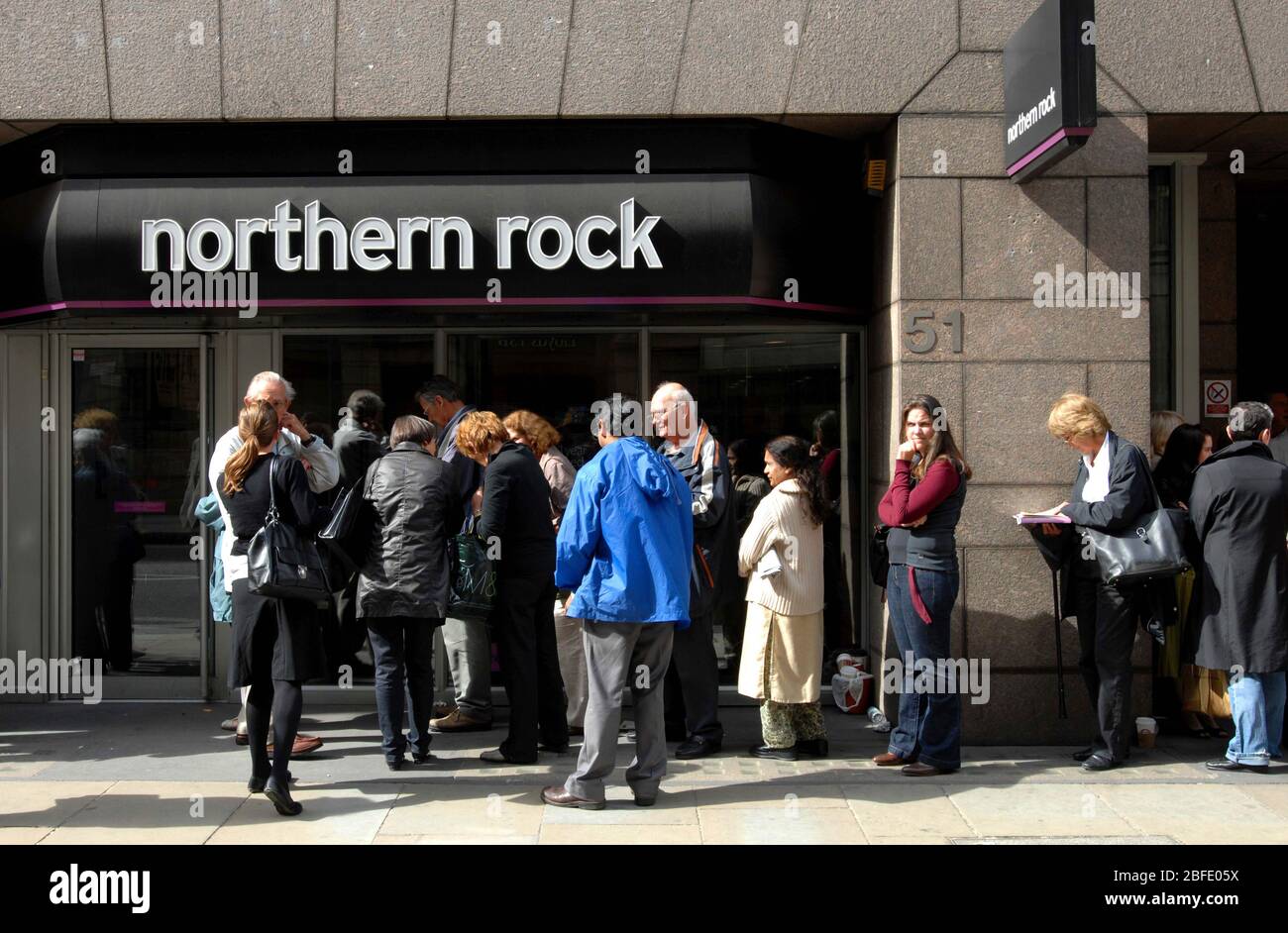 Menschen Schlangestehen vor eine Filiale von Northern Rock auf der Höhe der insuing Bankenkrise im Jahr 2008 Stockfoto