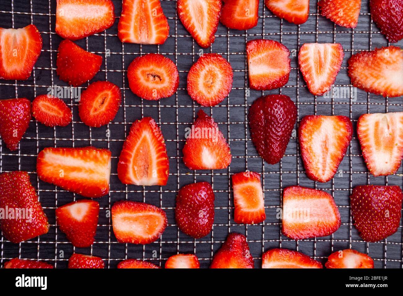 Hintergrund Textur von Erdbeeren in Scheiben geschnitten Metalltabletts