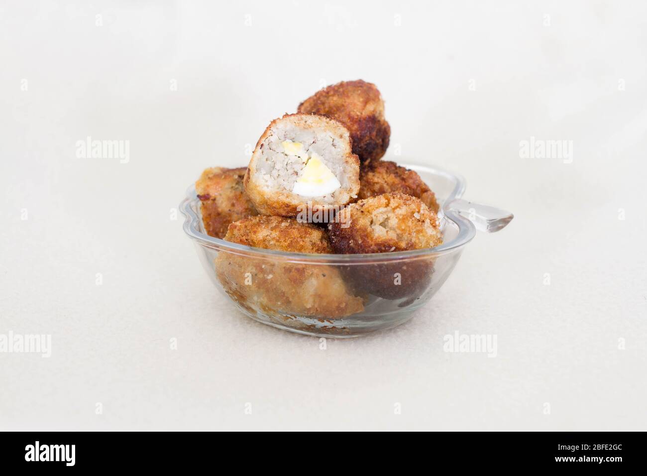 Frittierte knusprige Eierkeebabs mit einer köstlichen Beschichtung von Coconut Chutney Stockfoto