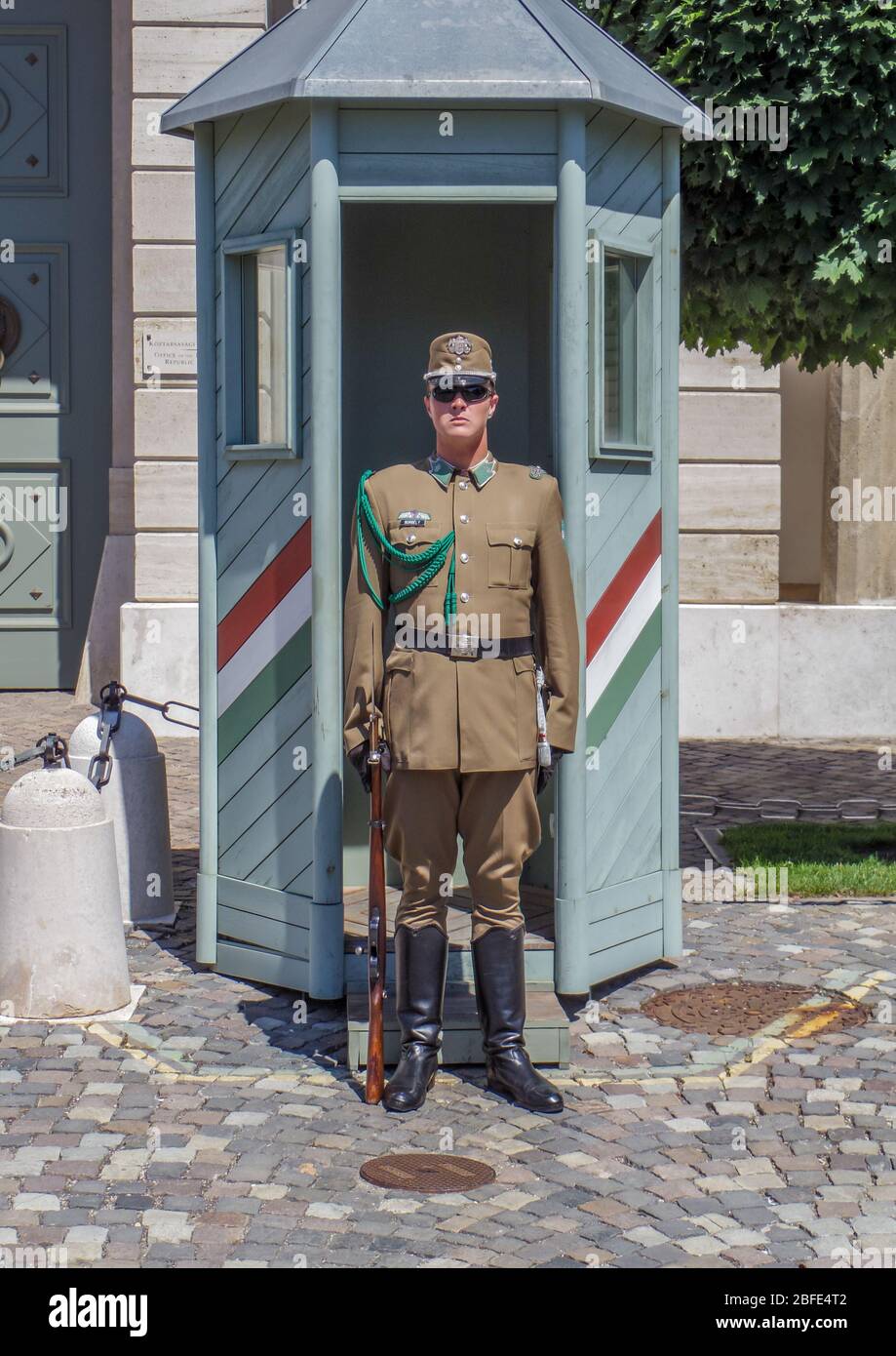 Budapest, Ungarn, 06/06/2015 - ein Wachposten in zeremonieller Unifrom-Wache auf der Budapester Burg. Stockfoto