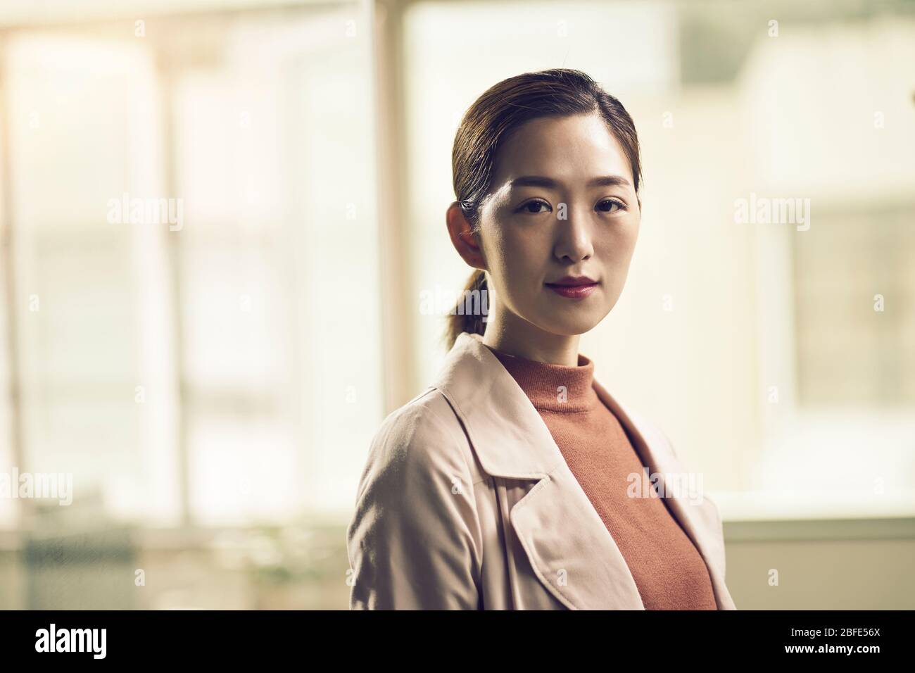 Porträt einer erfolgreichen jungen asiatischen Geschäftsfrau Unternehmer Blick auf Kamera Stockfoto