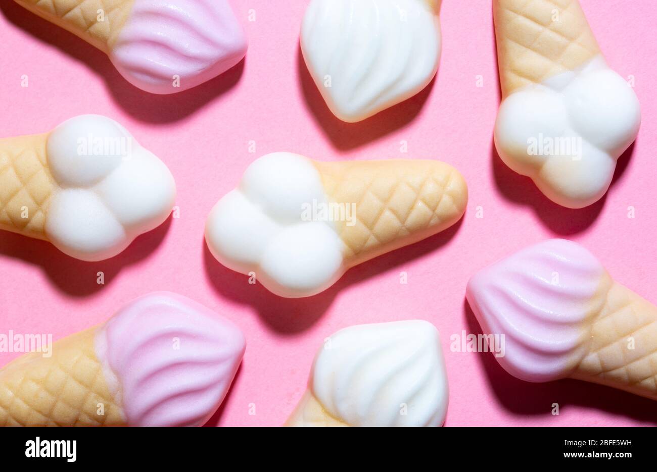 Bunte Gummibonbons, Süßigkeiten als Eis auf einem rosa Hintergrund. Weiches Zahnfleisch, Tapete oder Textur, Lebensmittelkonzept Stockfoto
