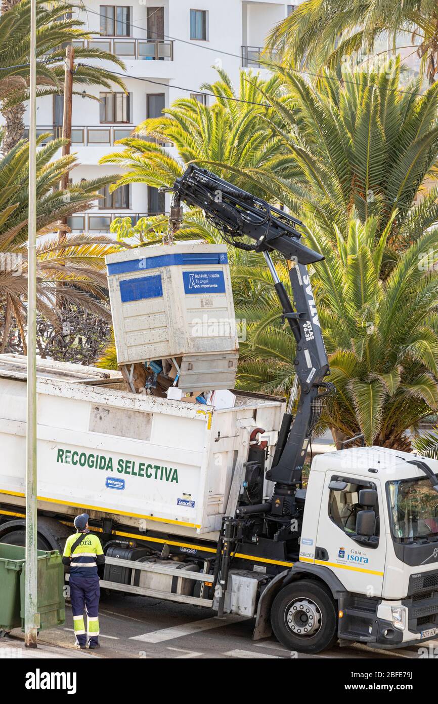 Recycling-Sammelwagen Entleeren eines Mülls in die Rückseite des Lkw, Playa San Juan, Teneriffa, Kanarische Inseln, Spanien Stockfoto
