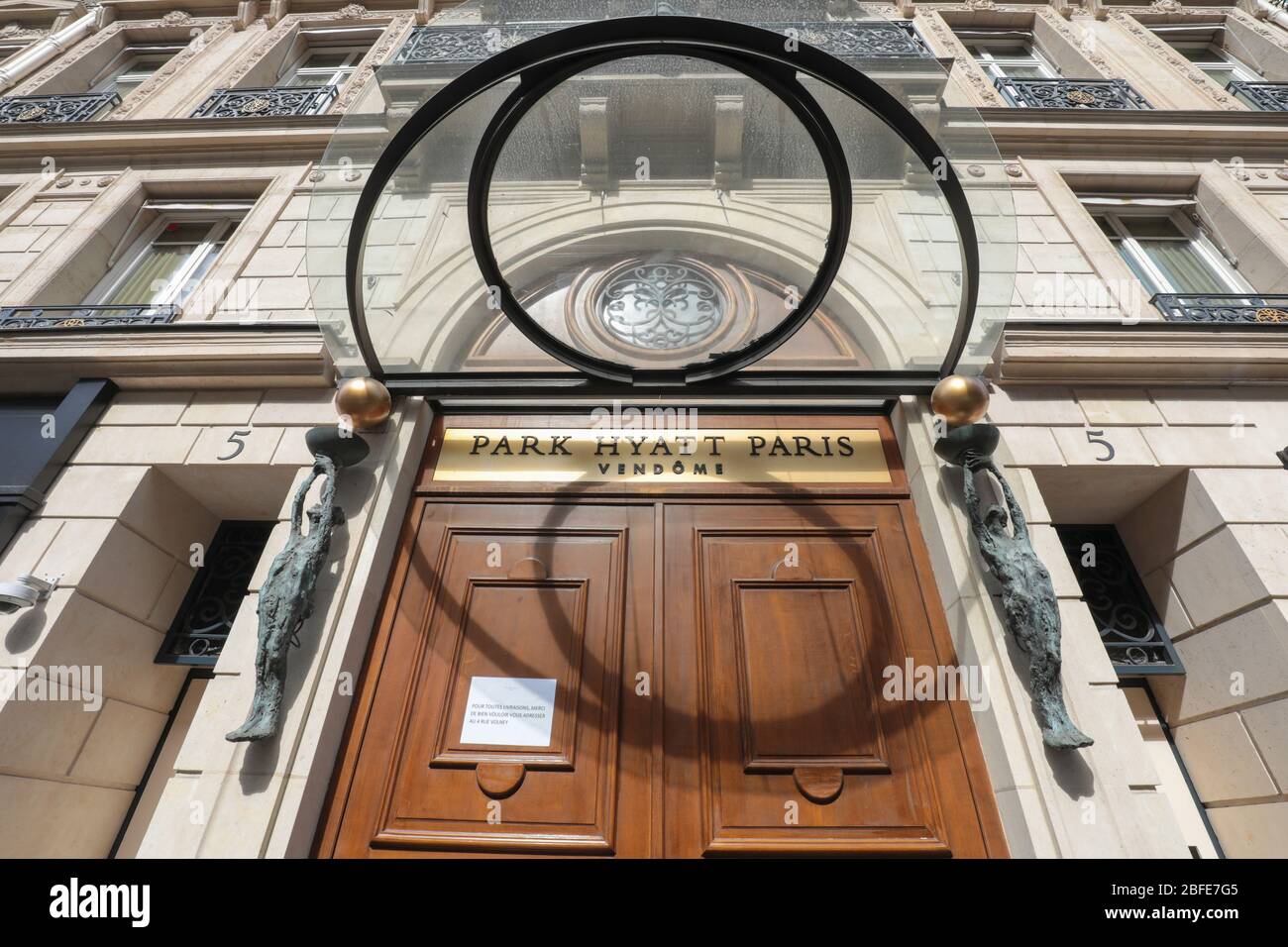 CORONAVIRUS: BERÜHMTE LUXUSHOTELS IN PARIS VORÜBERGEHEND GESCHLOSSEN Stockfoto