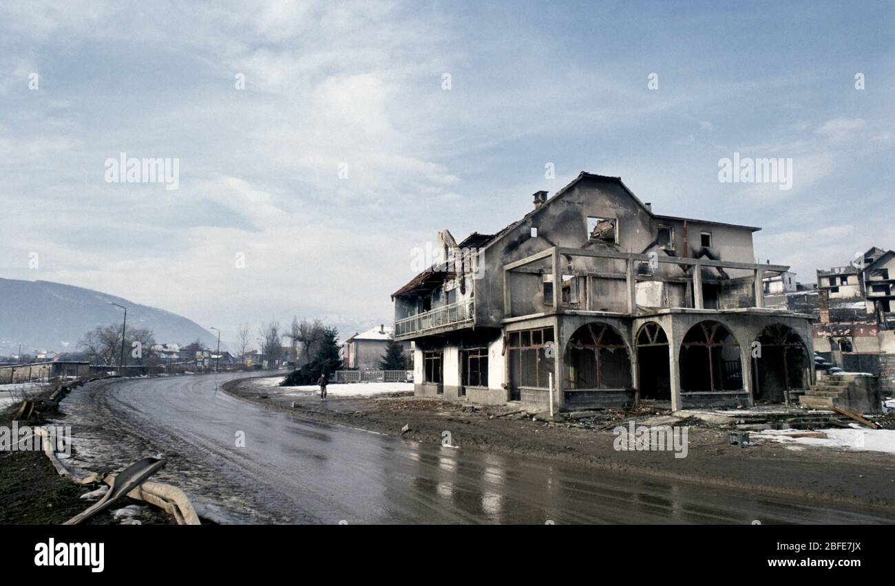 2. Februar 1994 während des Krieges in Zentralbosnien: Ein ausgebranntes Restaurant in Grbavica, am Stadtrand von Vitez, das fünf Monate zuvor von den Truppen der HVO (bosnisch-kroatisch) angegriffen wurde. Stockfoto