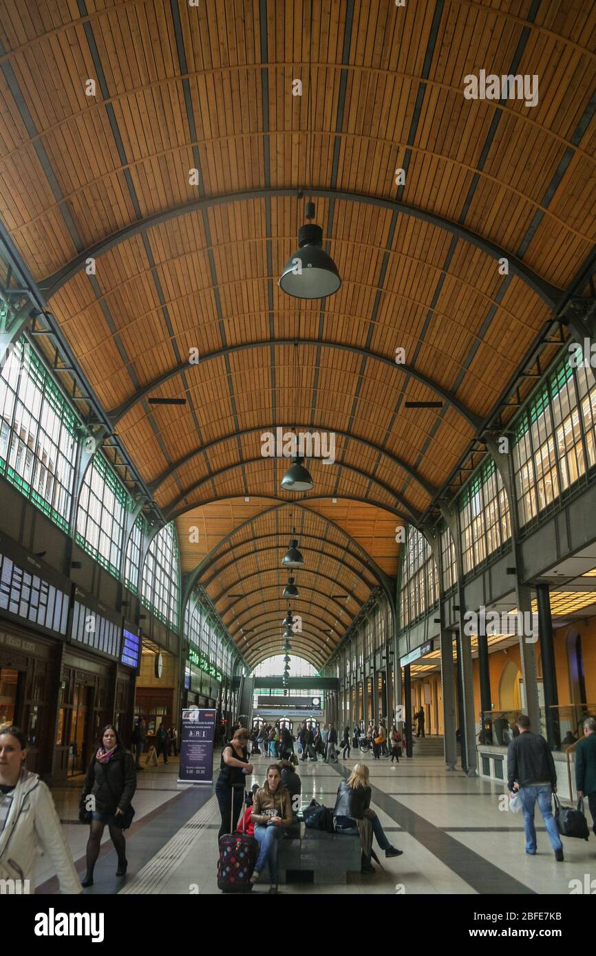 BRESLAU, POLEN - 12. MAI 2013: Haupthalle von Breslau Glowny, der Hauptbahnhof von Breslau, und ein wichtiger Eisenbahnknotenpunkt von schlesien und Niederpolen. Stockfoto