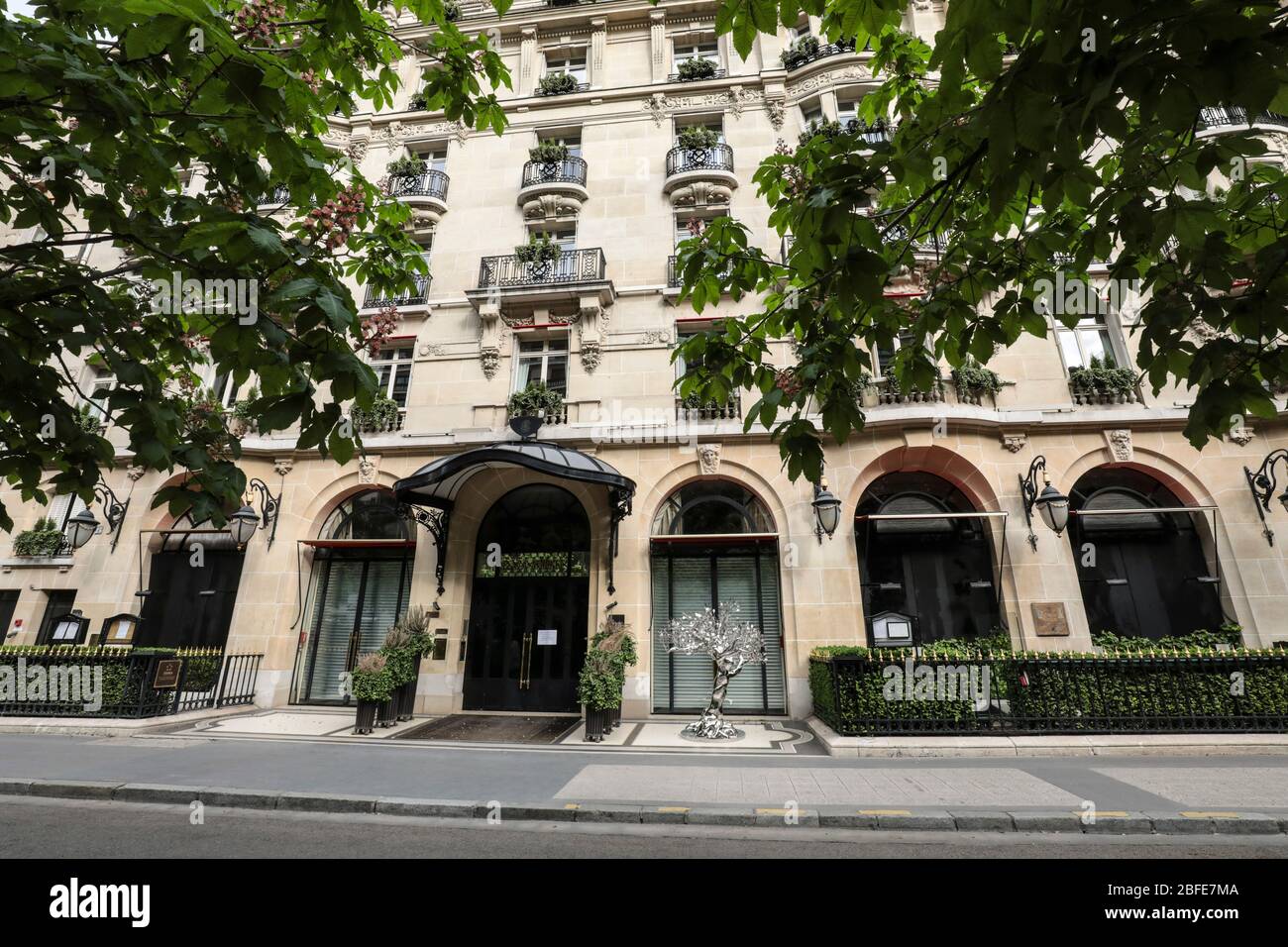 CORONAVIRUS: BERÜHMTE LUXUSHOTELS IN PARIS VORÜBERGEHEND GESCHLOSSEN Stockfoto