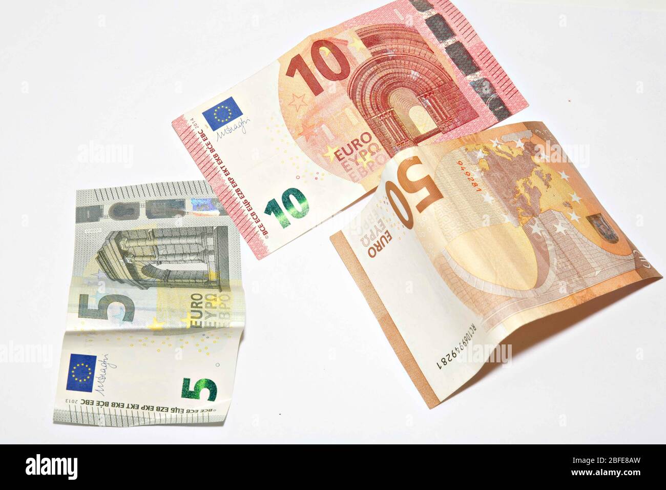 Samstag, 18. April 2020: Lodz Polen. 5 Euro, 10 Euro, 50 Euro, auf weißem Hintergrund Stockfoto