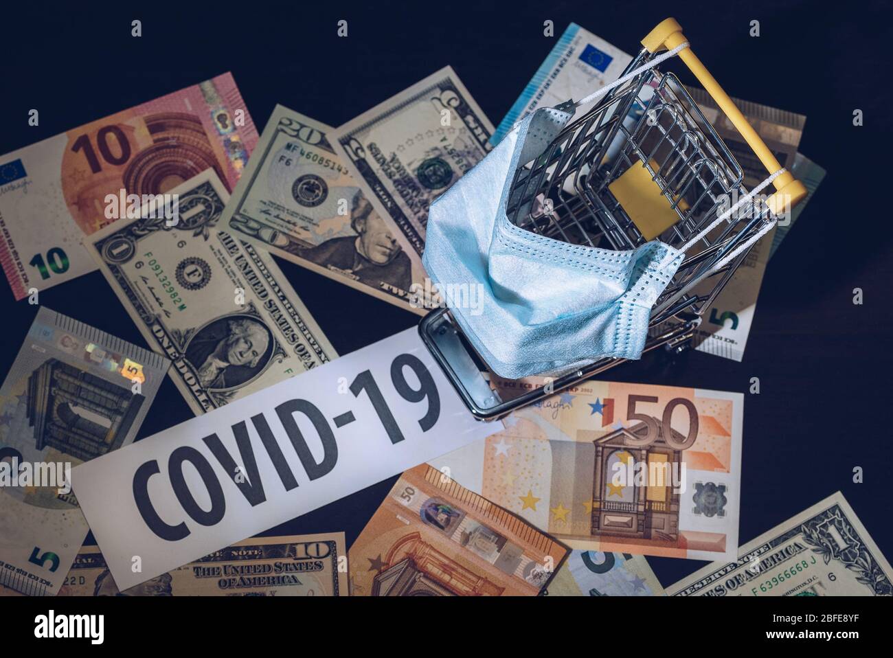 Die Auswirkungen des Coronavirus auf die Wirtschaft. Wirtschafts- und Finanzkrise. Rückgang des Verbrauchs aufgrund der COVID-19-Epidemie. Stockfoto