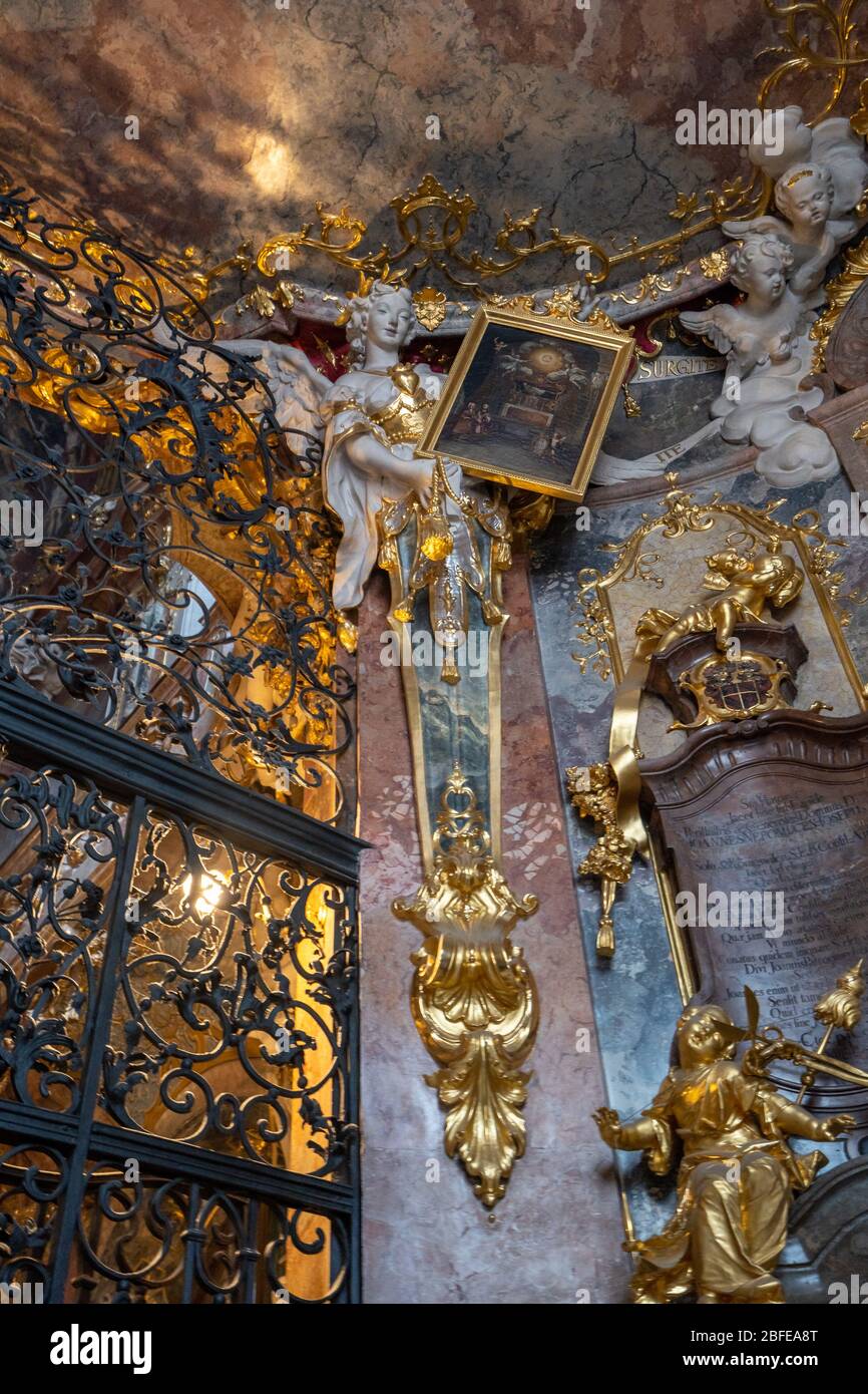 Feb 2, 2020 - München, Deutschland: Engelsstatue an der Decke mit einem Gemälde im Eingang der Asamkirche in München Stockfoto