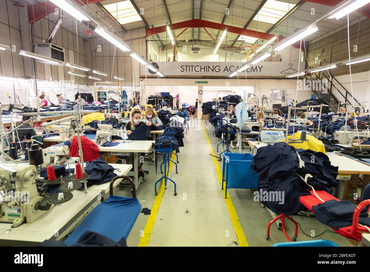 Die Maschinenisten nähen medizinische Kleidung für den NHS (National Health Service) in der Fabrik der Fashion-Enter Ltd. Stockfoto